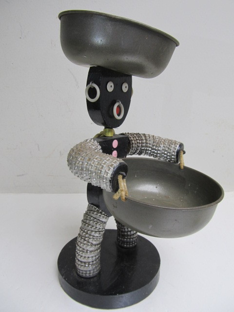 lot 141 image: Vintage Folk Art Bottlecap Key or Change Holder