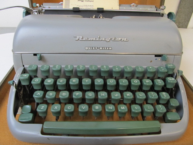 lot 128 image: NICE Vintage Remington Portable Typewriter wGreen Keys