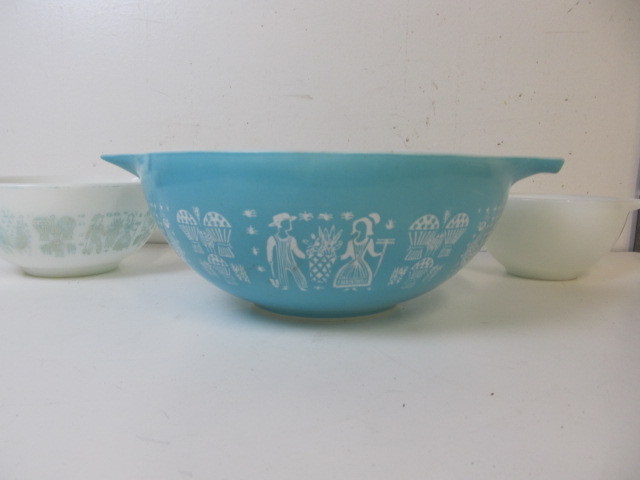 lot 129 image: Group of Pyrex Bowls