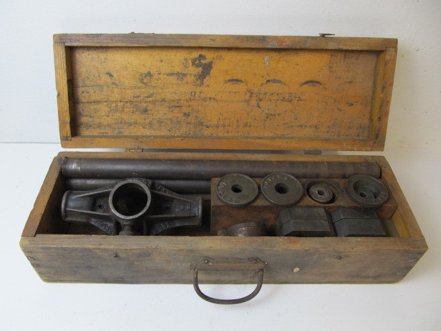 lot 135 image: Antique CRAFTSMAN Pipe threading Tool Set