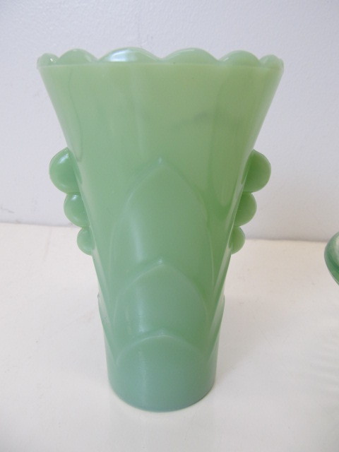 lot 152 image: Vintage JADEITE Glass Vase