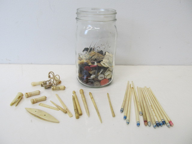 lot 184 image: Vintage buttons & Antique Sewing Implements - Bone 
