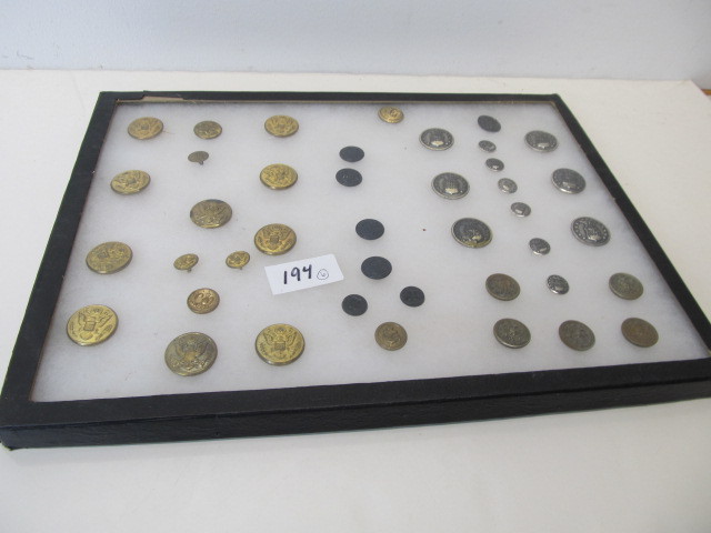 lot 194 image: Group of vintage Military Buttons