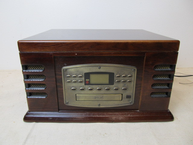 lot 204 image: Vintage Style CROSLEY Turntable & Cassette Player