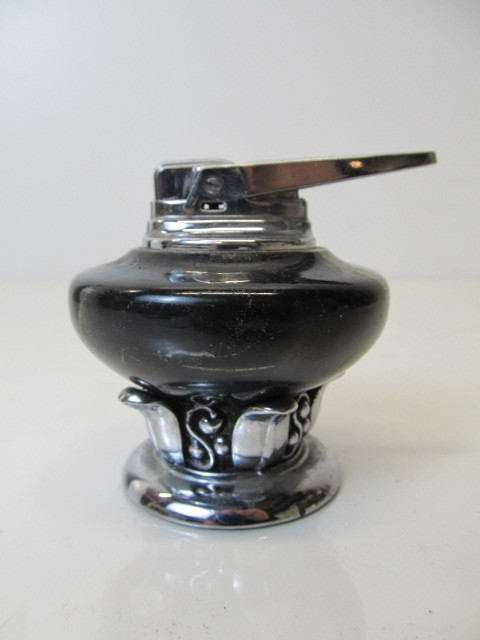 lot 215 image: Nice Vintage Deco Table Lighter