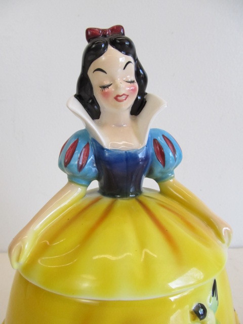 lot 180 image: Vintage DISNEY Snow White Ceramic CookieCandy Jar