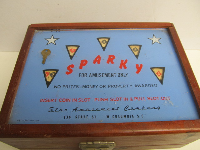 lot 5 image: Vintage 1930s Coin-Op SPARKY Trade Stimulator w Key