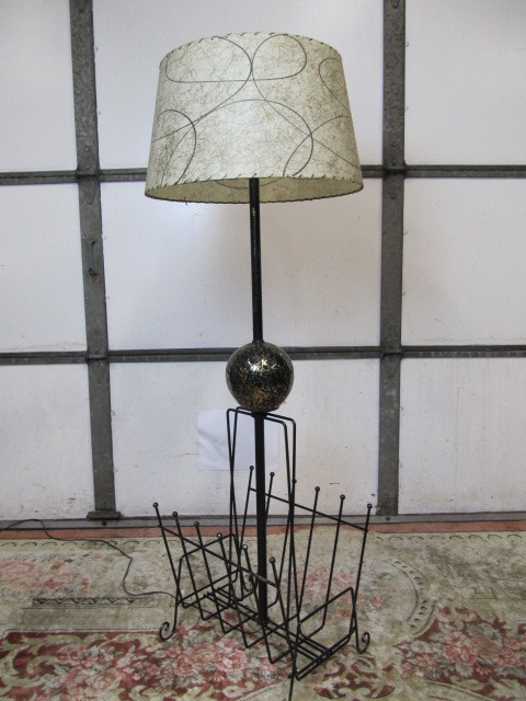 lot 7 image: Mid Century Atomic Floor Lamp w Magazine Rack