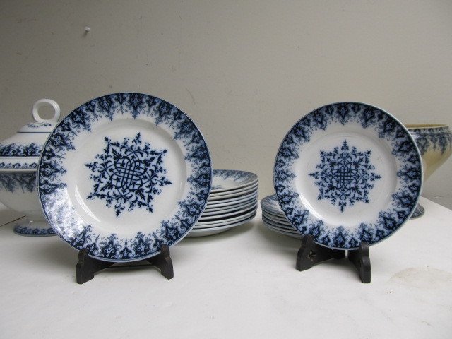 lot 11 image: Early Antique VILLEROY & BOCH Wallerfangen China