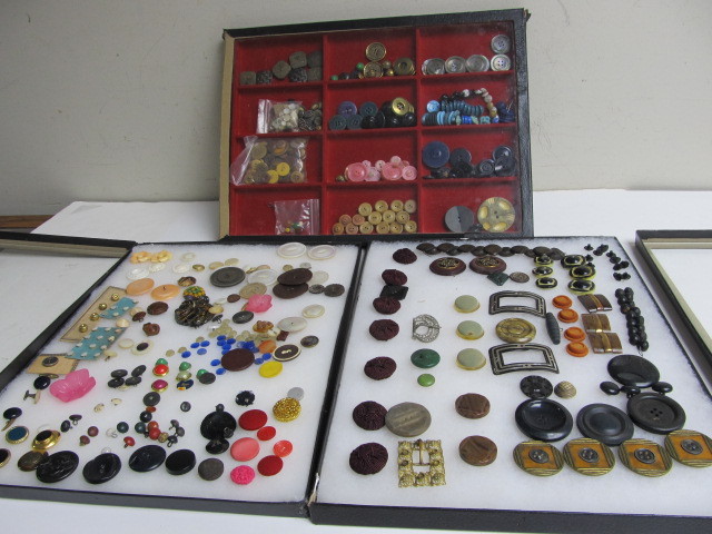 lot 191 image: NICE Large Lot of Vintage Buttons