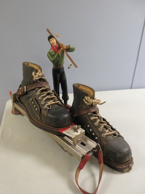 lot 341 image: SKIER FIGURINE, SCHUSS BOOMER MUGS, VINTAGE SKI BOOTS