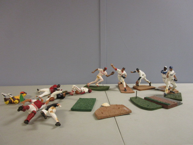 lot 353 image: BASEBALL FIGURINES