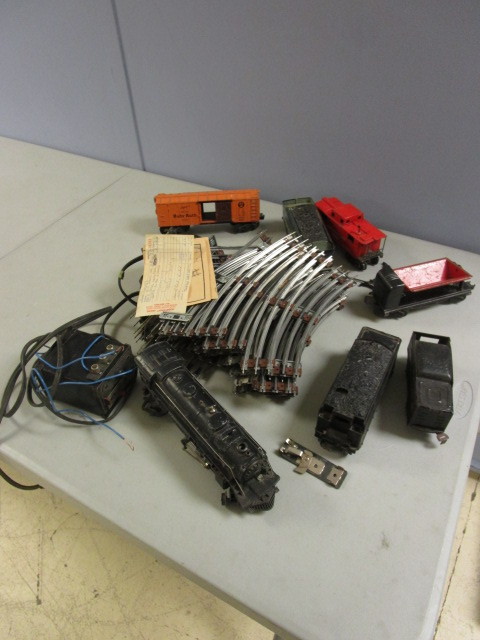 lot 374 image: VINTAGE LIONEL ENG 224 O SCALE SET WITH TRACKS