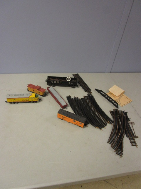 lot 375 image: REVELL HO SCALE MODEL TRAIN SET