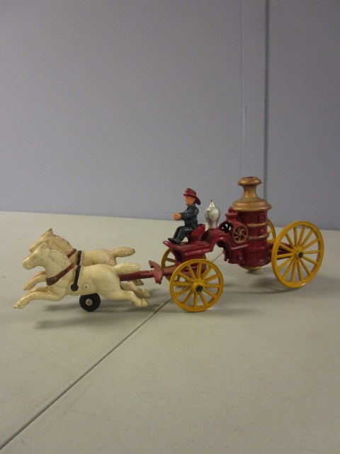 lot 378 image: VINTAGE CAST IRON FIRE ENGINE TOY