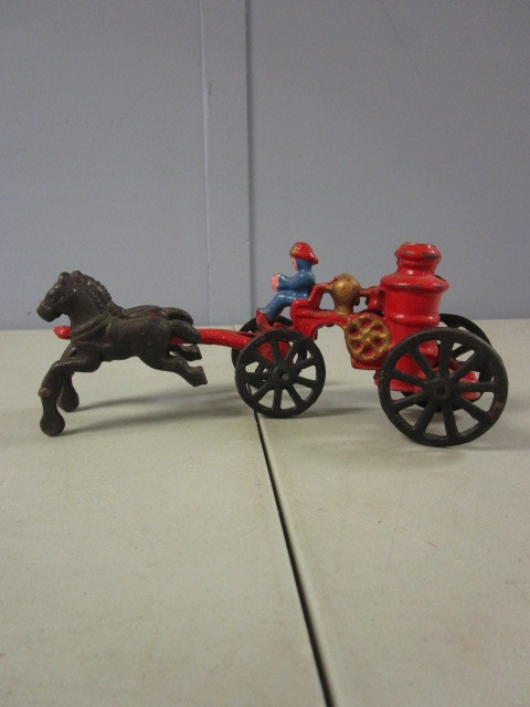 lot 379 image: VINTAGE CAST IRON FIRE ENGINE TOY