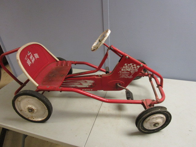 lot 280 image: VINTAGE PEDAL CAR