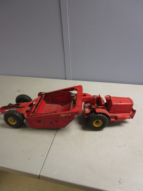 lot 281 image: VINTAGE TOY EARTH SCRAPER