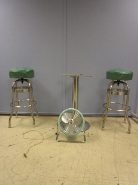 lot 295 image: RETRO HOUSE FURNISHINGS