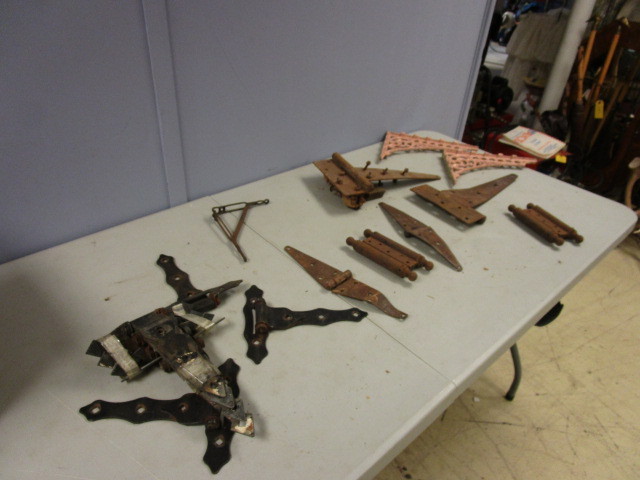 lot 405 image: VINTAGE AND NON-VINTAGE HINGES AND IRON WORK