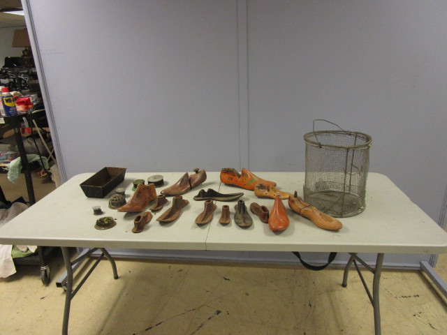 lot 413 image: VINTAGE SHOE FORMS AND FLORIST FROGS