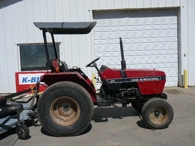 lot 1 image: Case International 275 Tractor
