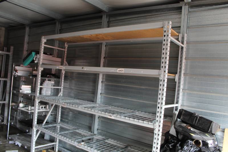 lot 302 image: Pallet Racking - 2) uprights, 8) beams, 4) grates