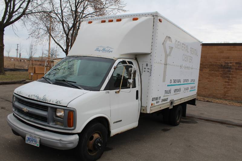 lot 301 image: 1999 Chevrolet 2500 Conversion High Cube Box Truck