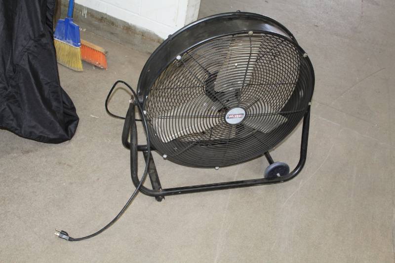 lot 422 image: Ironton Industrial Floor Fan