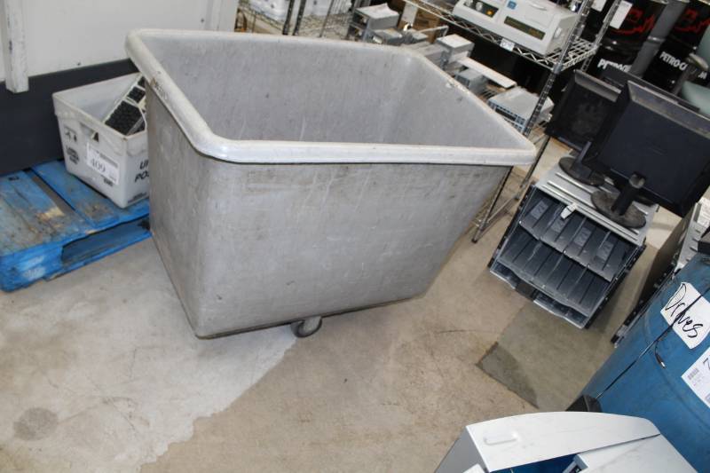 lot 430 image: 10-Bushel Rolling Cart
