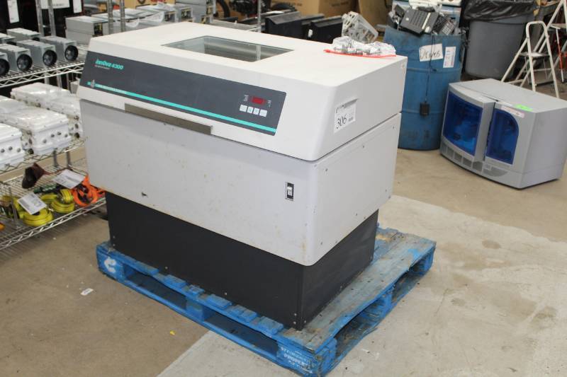 lot 306 image: NEW BRUNSWICK SCIENTIFIC  INNOVA 4300 INCUBATOR SHAKER M1193-0100