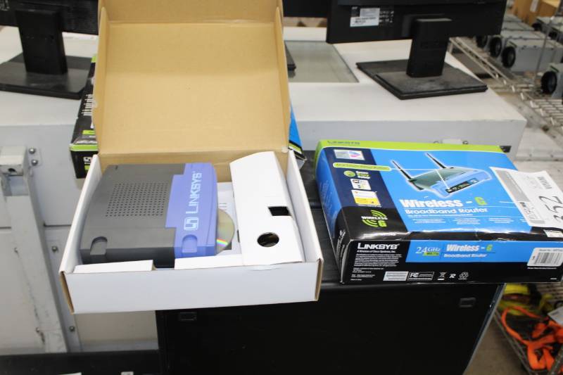 lot 352 image: Cisco Linksys Wireless-G Broadband Router