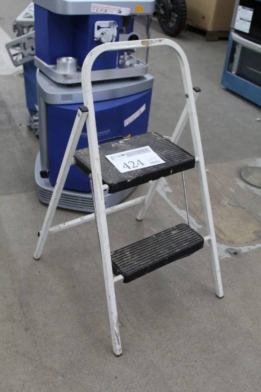 lot 424 image: 2-Step Step Ladder
