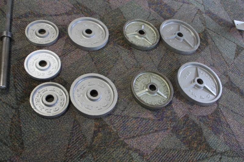 lot 331 image: Golds Gym Free Weights