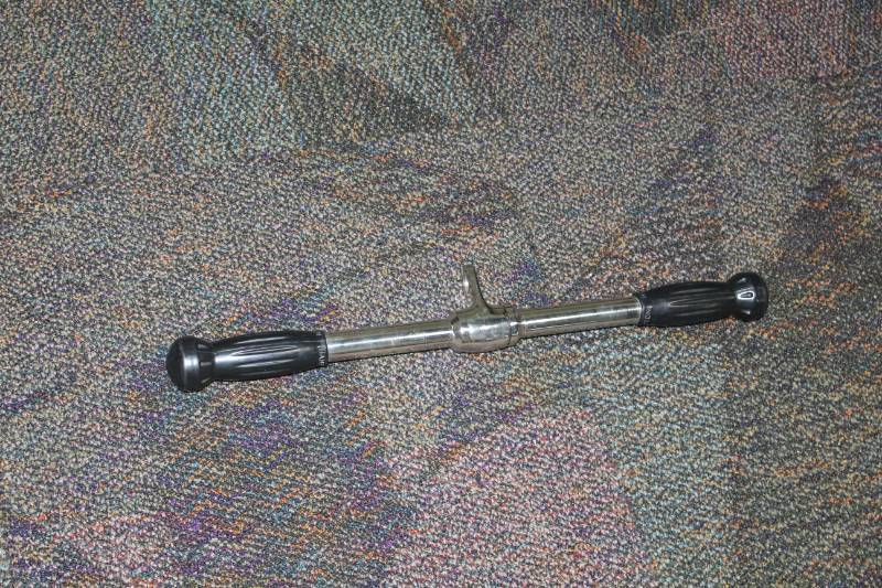 lot 369 image: Weight Machine Short Pull Bar