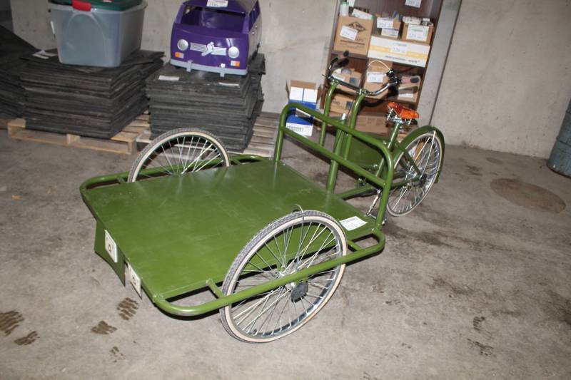 lot 102 image: Hendricks Gin 3-Wheel Tricycle with Flatbed Delivery Cart