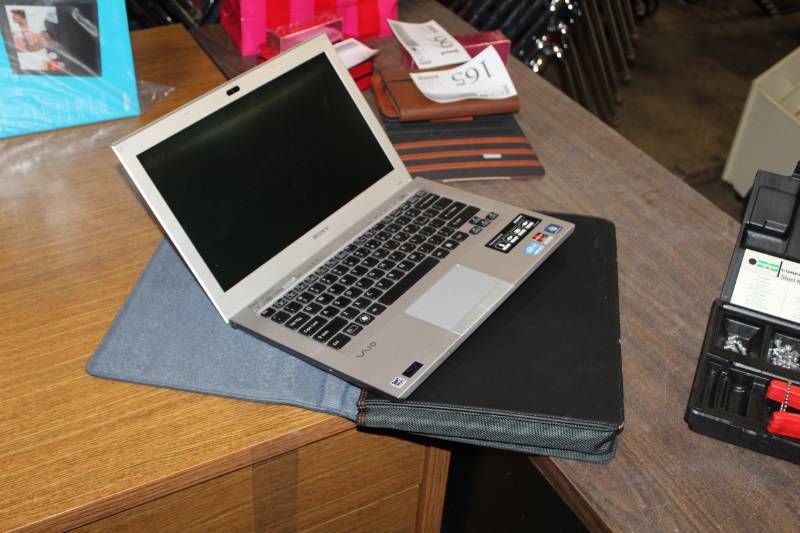 lot 30 image: Sony VPCSC Computer Laptop with Case
