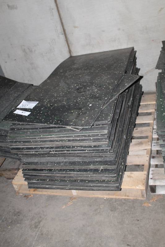lot 202 image: 27x27-inch 38-inch Rubber Floor Squares