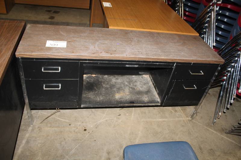 lot 209 image: Metal Office Desk with 5-Drawers