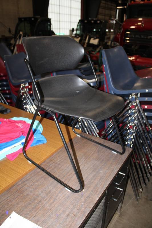 lot 265 image: Plastic Stacking Conference Chairs with Metal Frames