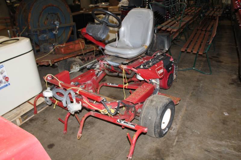 lot 4 image: Toro Greenmaster 3100 Zero-Turn Radius Greens Rider Lawn Mower