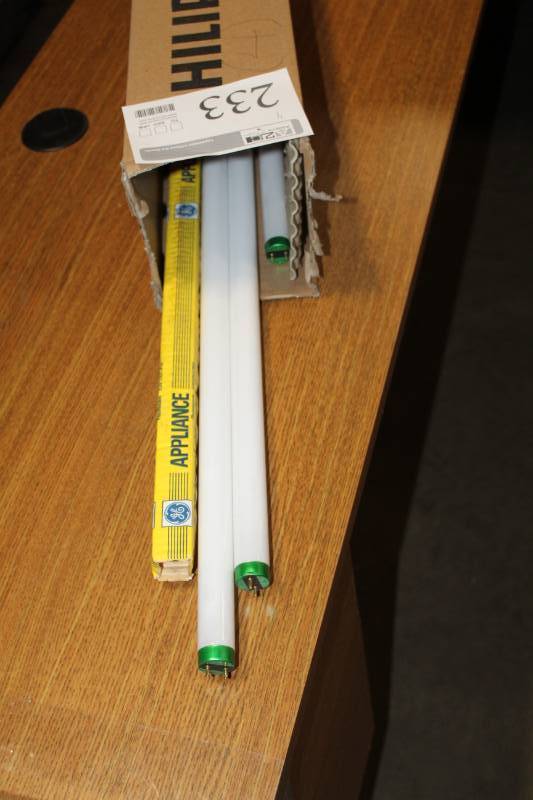 lot 233 image: GE Appliance Fluorescent Lamps