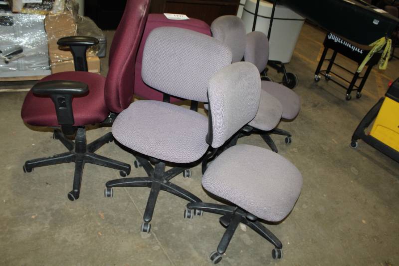lot 260 image: Rolling Padded Office Chairs