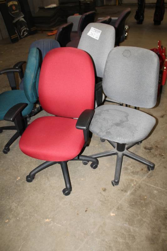 lot 262 image: Rolling Padded Office Chairs