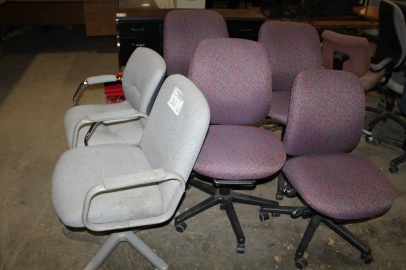 lot 261 image: Rolling Padded Office Chairs