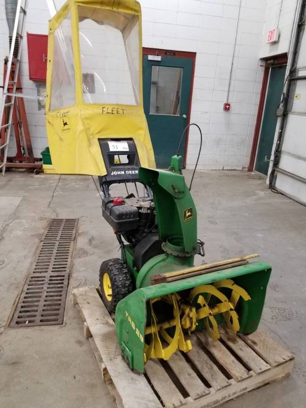 lot 51 image: John Deere TRS26 26-inch Snowblower with Winter Canopy