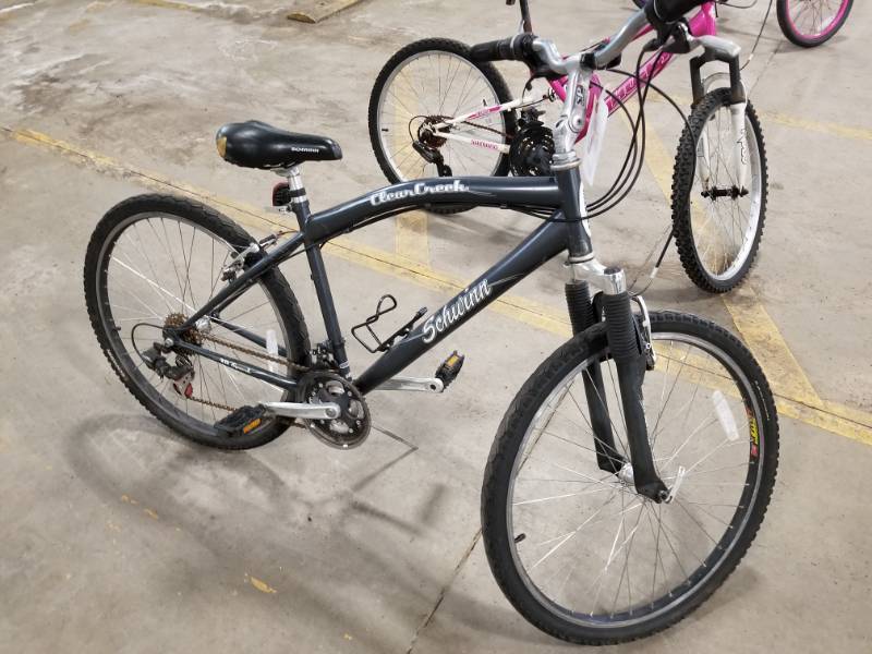 lot 402 image: Schwinn, Clearcreek Gray, 21  Inch Rim Diameter