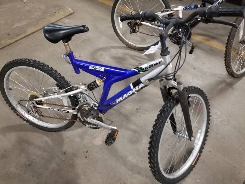 lot 410 image: Magna, Blue and silver Magna bike, 20  Inch Rim Diameter