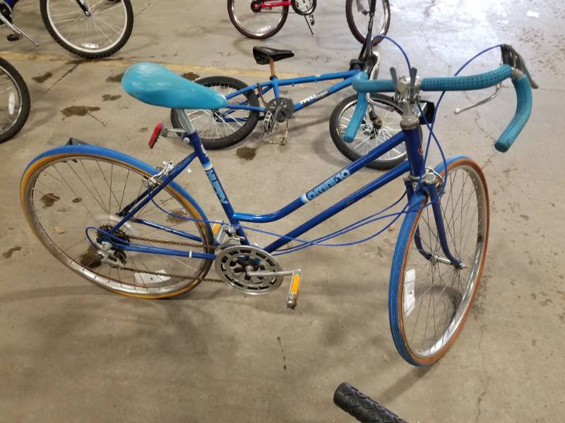 lot 416 image: Unknown, Blue Bike , 22  Inch Rim Diameter