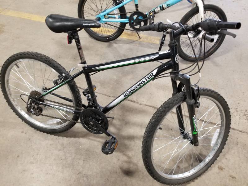 lot 414 image: ROADMASTER, Black Roadmaster bike with broken breaks, 19  Inch Rim Diameter